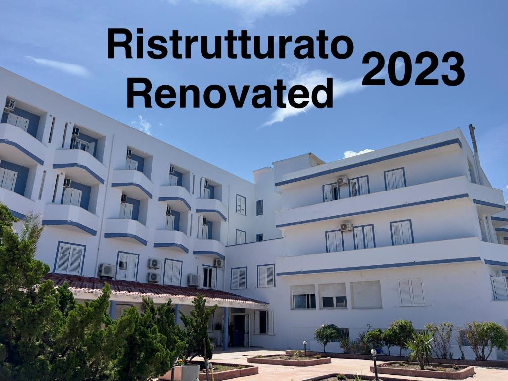 una representación de un edificio con el texto rattiopino renovado en Hotel Castelsardo Domus Beach, en Castelsardo