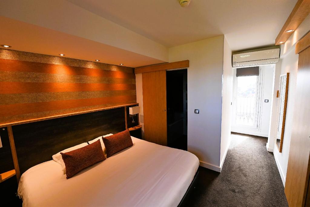 Postel nebo postele na pokoji v ubytování Hôtel Foch