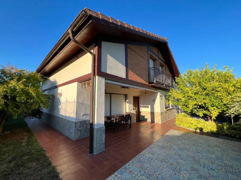 ein Haus mit einem Balkon und einer Terrasse in der Unterkunft Urdaibai Boutique in Altamira