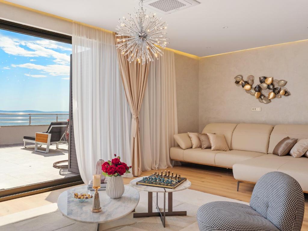 &Chi;&#x3CE;&rho;&omicron;&sigmaf; &kappa;&alpha;&theta;&iota;&sigma;&tau;&iota;&kappa;&omicron;&#x3CD; &sigma;&tau;&omicron; Penthouse The One