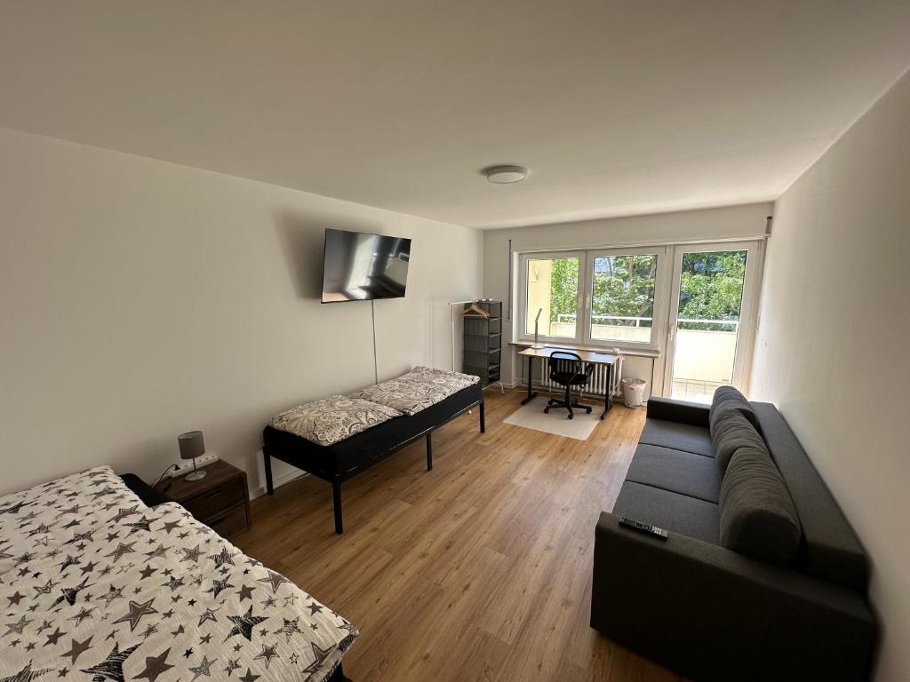 sala de estar con sofá y cama en Beautiful, quiet and cosy apartment with balcony in central location, en Karlsruhe