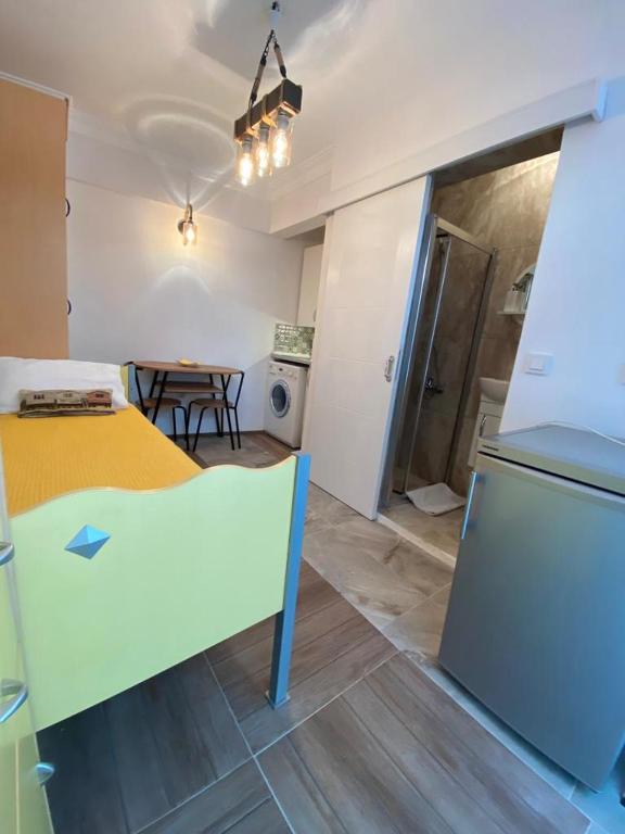 a room with a bed and a kitchen with a table at Besiktask Beşiktaş İstanbul in Istanbul