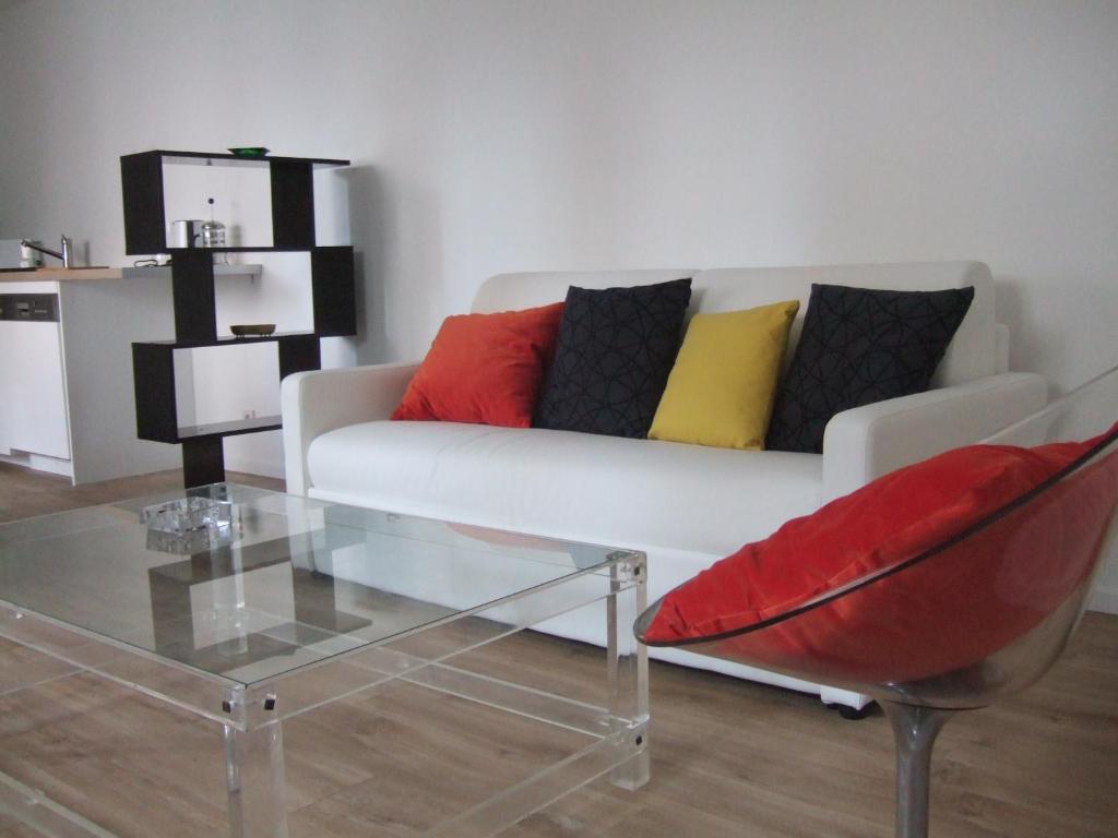 sala de estar con sofá blanco y mesa de cristal en Port Caneta Hendaye appt 55 m class 2 étoiles, en Hendaya