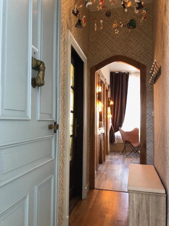 a hallway with a door leading to a bedroom at Hypercentre - Coté Chateau in Blois