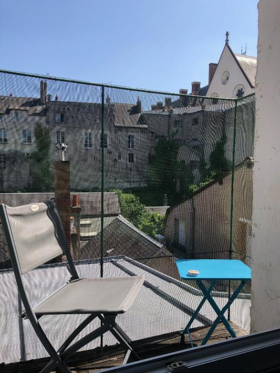a chair sitting on top of a balcony at Hypercentre - Coté Chateau in Blois