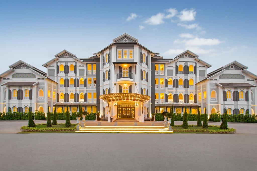 a large white building with a large entrance at Le Thatluang D'oR Boutique Hotel in Vientiane