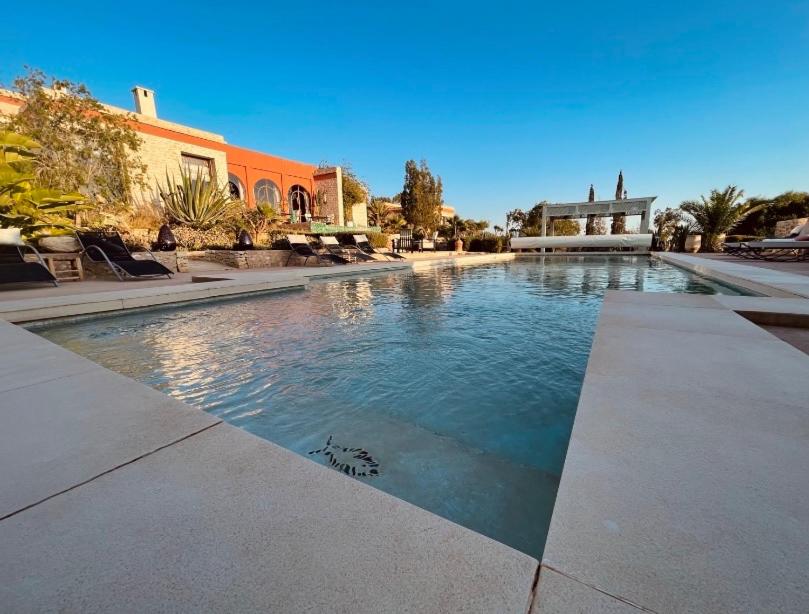 - une piscine au milieu d'une maison dans l'établissement Villa des Hauts Mogador, à Essaouira