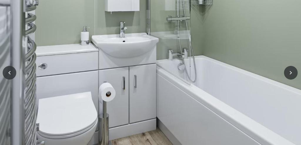 bagno bianco con servizi igienici e lavandino di One bedroom with private bathroom in a SHARED APARTMENT a Il-Gżira