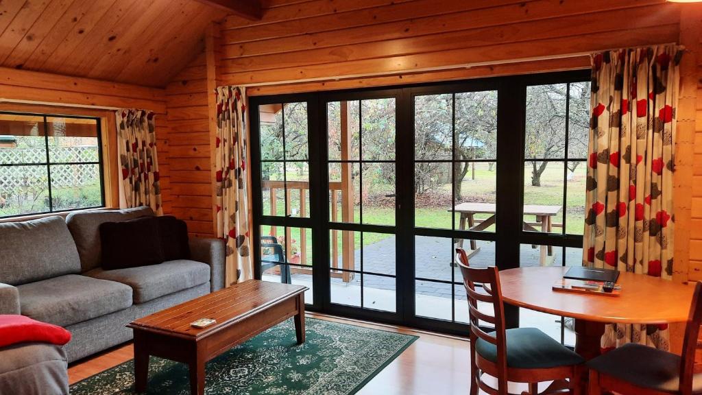 Posezení v ubytování Central Chalets Ltd