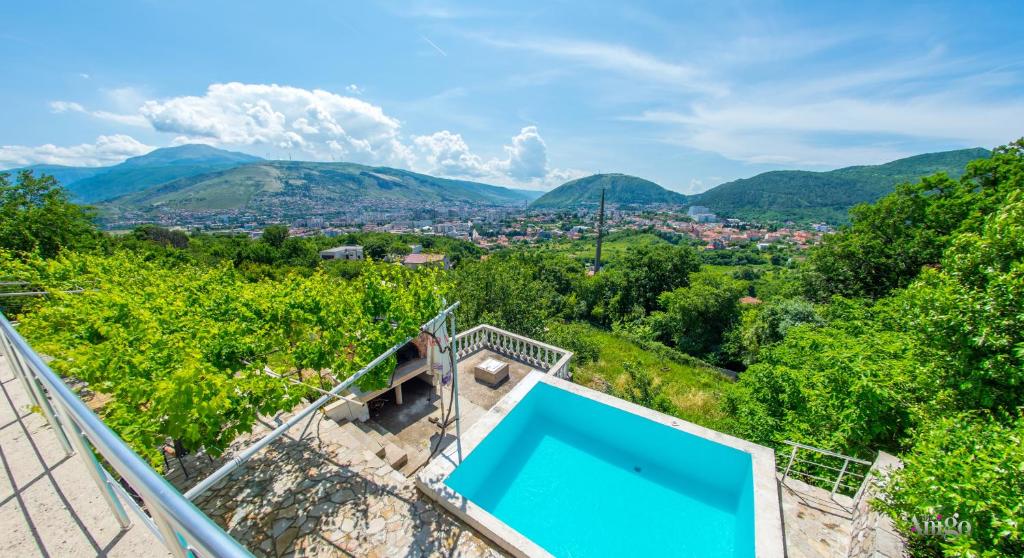 莫斯塔尔Perfect view of Mostar - with swimming pool的山顶上的蓝色游泳池