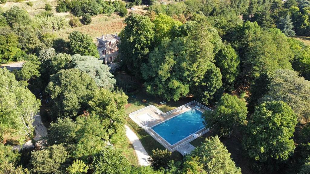 Bazén v ubytování camping rochecondrie nebo v jeho okolí