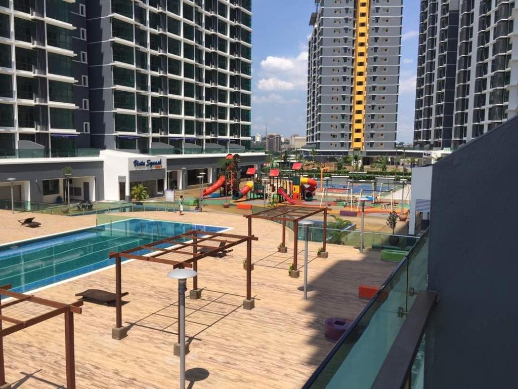 um parque infantil com uma piscina e um escorrega numa cidade em Harmoni Homes Vista Alam em Shah Alam