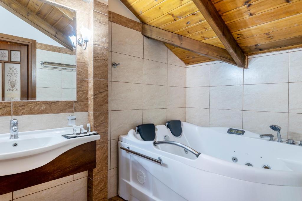 Koupelna v ubytování Konitsa Mountain Hotel