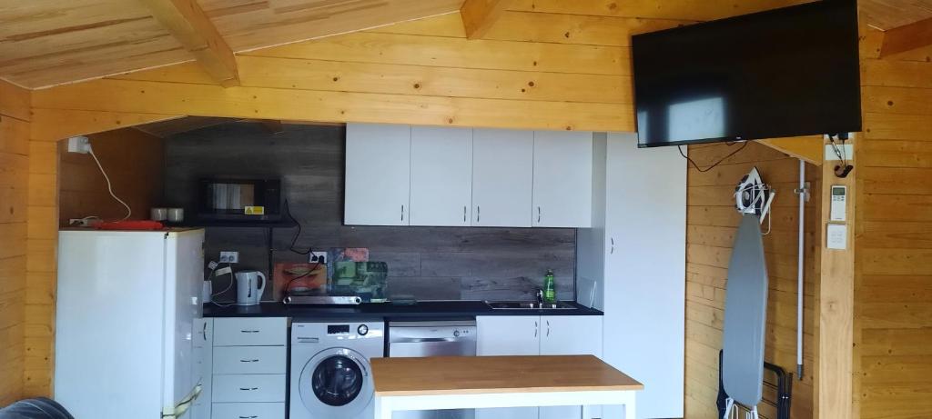 Kuchyň nebo kuchyňský kout v ubytování Churchill Cabin