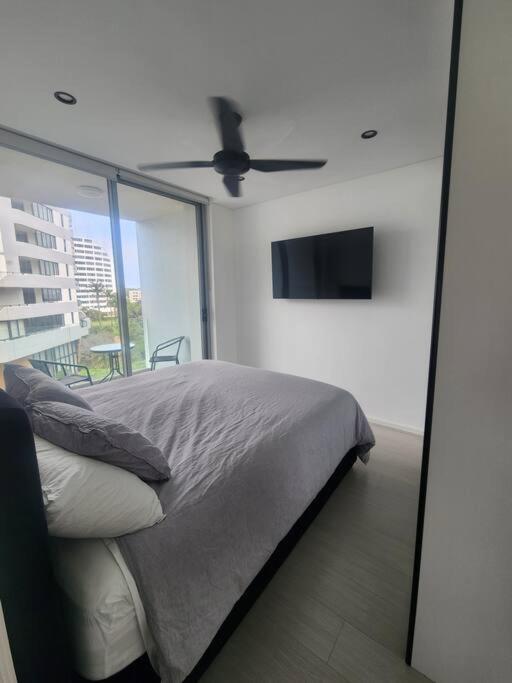 シドニーにあるBondi Junction Beautyのベッドルーム1室(ベッド1台、シーリングファン付)
