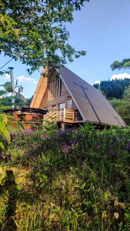 Vonkajšia záhrada v ubytovaní Kedra Village