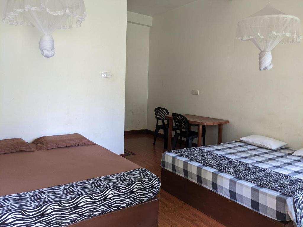 Postel nebo postele na pokoji v ubytování Afenta Motel- Mihintale