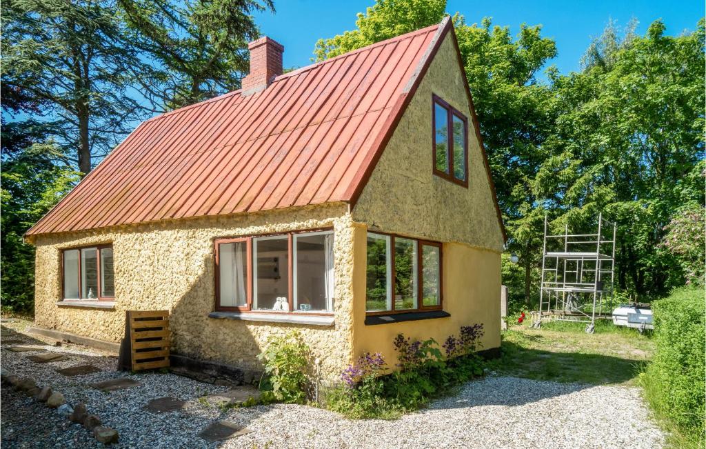 een klein geel huis met een rood dak bij 2 Bedroom Amazing Home In Sams in Permelille