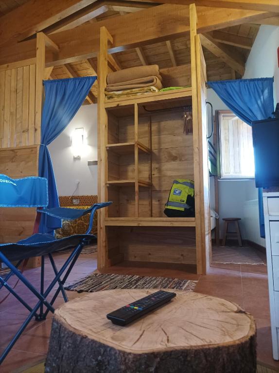 Palanda nebo palandy na pokoji v ubytování Habitación Da Moura