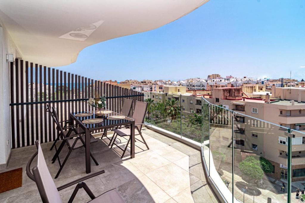 balcón con mesa, sillas y vistas en INF46P - Infinity Estepona by Roomservices, en Estepona