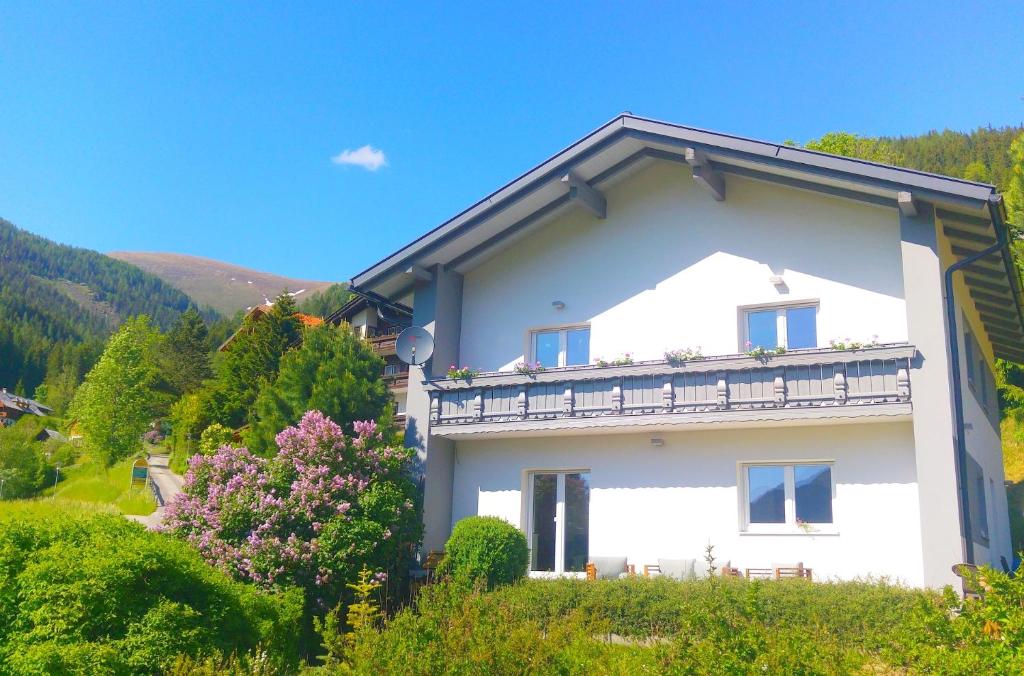 ein weißes Haus mit Balkon darüber in der Unterkunft Residence Alba Montis in Bad Kleinkirchheim