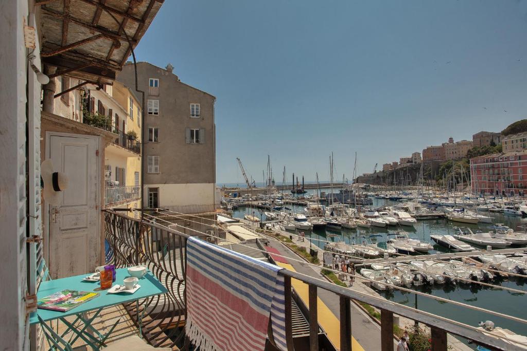 un balcon avec vue sur une marina avec des bateaux dans l'établissement Casa Marina, à Bastia
