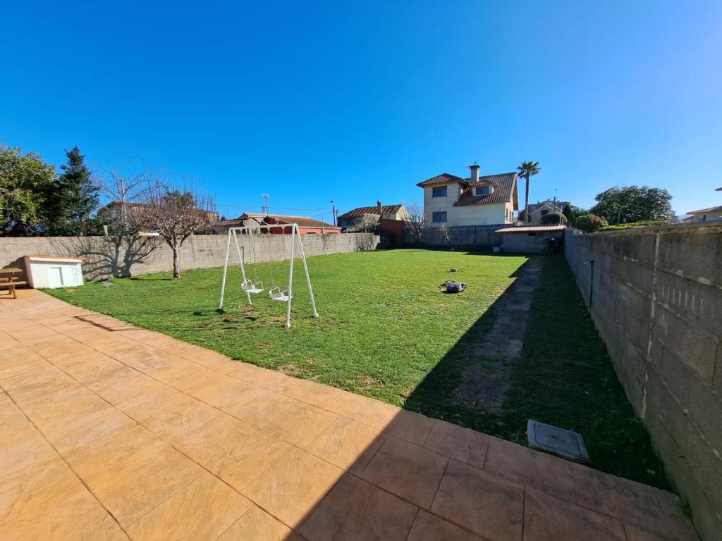 un gran patio con columpio en el césped en Samil, Vigo, chalet con finca en Vigo