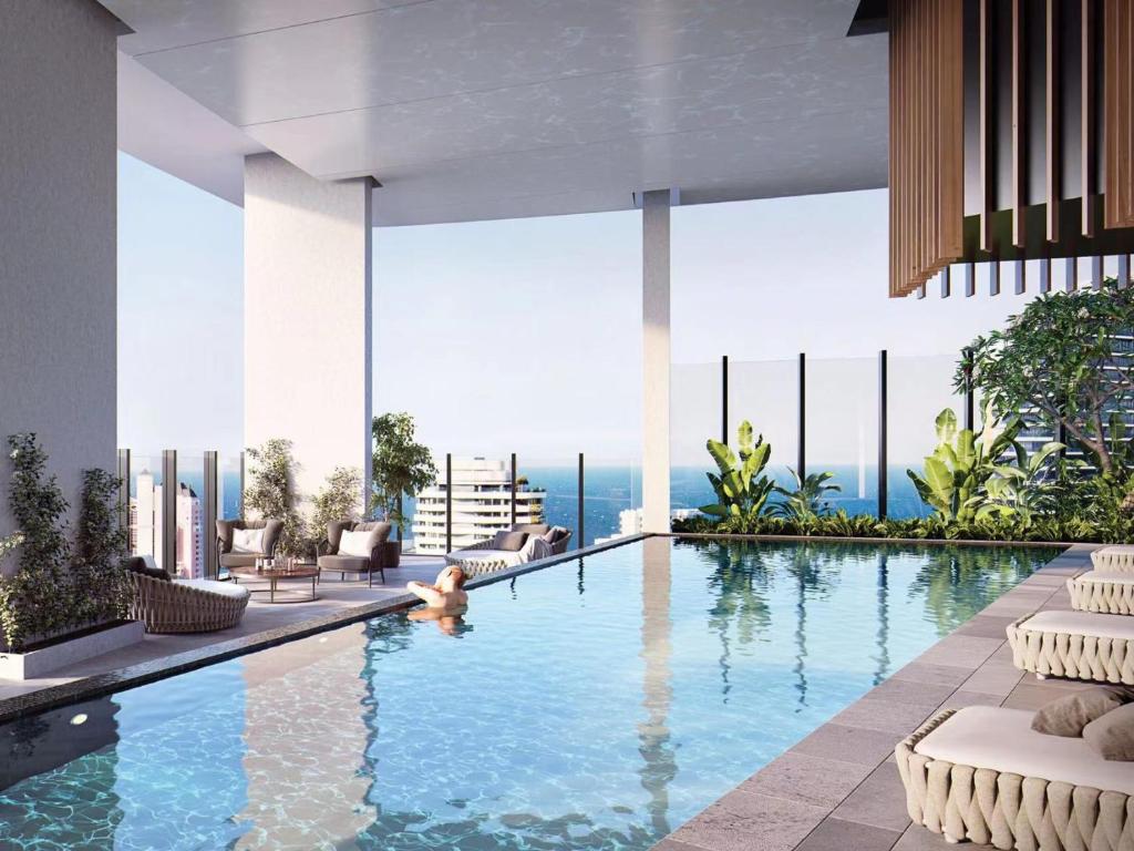 Luxury Casino Apartment in Broadbeach Island في غولد كوست: مسبح مطل على مبنى