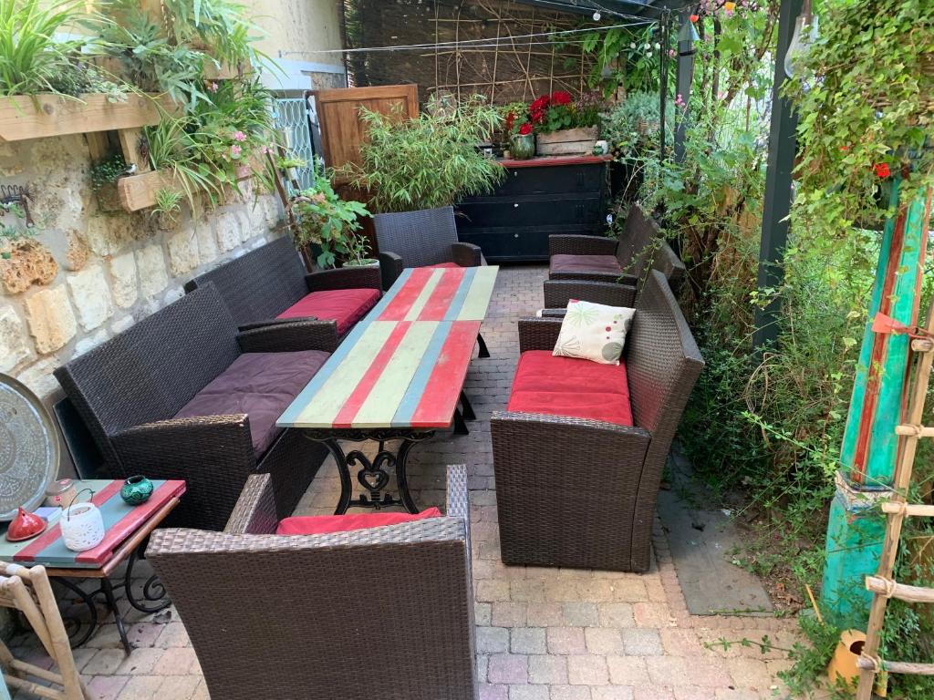 un patio con tavolo, sedie e piante di Chambre cosy à Houilles a Houilles