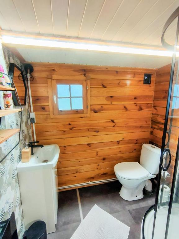 Kúpeľňa v ubytovaní DOM LAS 2-natura, relaks, jacuzzi, akwen Jeziorsko