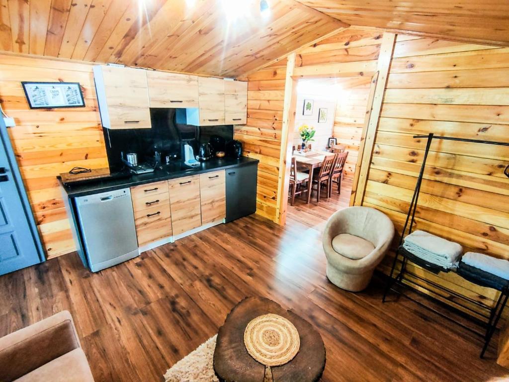 Kuchyňa alebo kuchynka v ubytovaní DOM LAS 2-natura, relaks, jacuzzi, akwen Jeziorsko