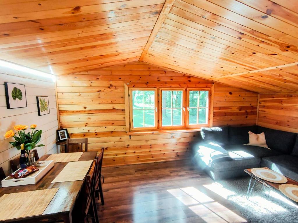 Posedenie v ubytovaní DOM LAS 2-natura, relaks, jacuzzi, akwen Jeziorsko