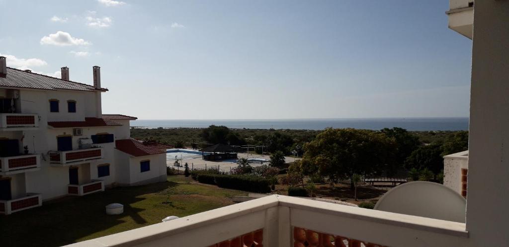 uma vista para o oceano a partir da varanda de uma casa em Apartamento T1 - Orlamar em Vila Nova de Cacela