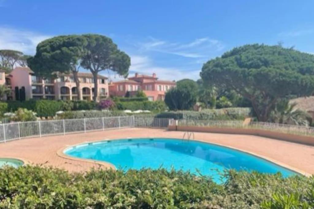une grande piscine bleue devant une maison dans l'établissement A 2 min des plages Clim parking, à Sainte-Maxime