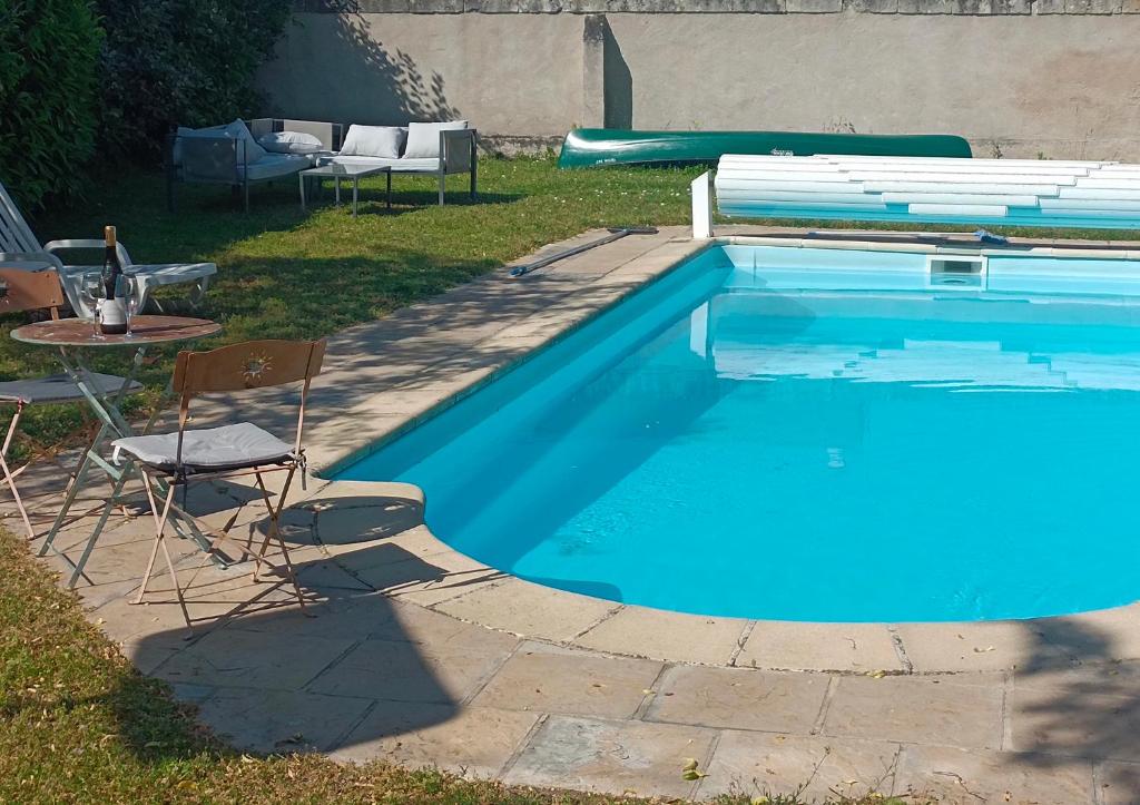 Bazén v ubytovaní Le Magnolia, chambre d'hôte au calme alebo v jeho blízkosti