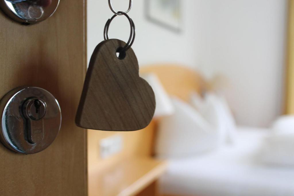 Postel nebo postele na pokoji v ubytování Wanderhotel Garni Cresta