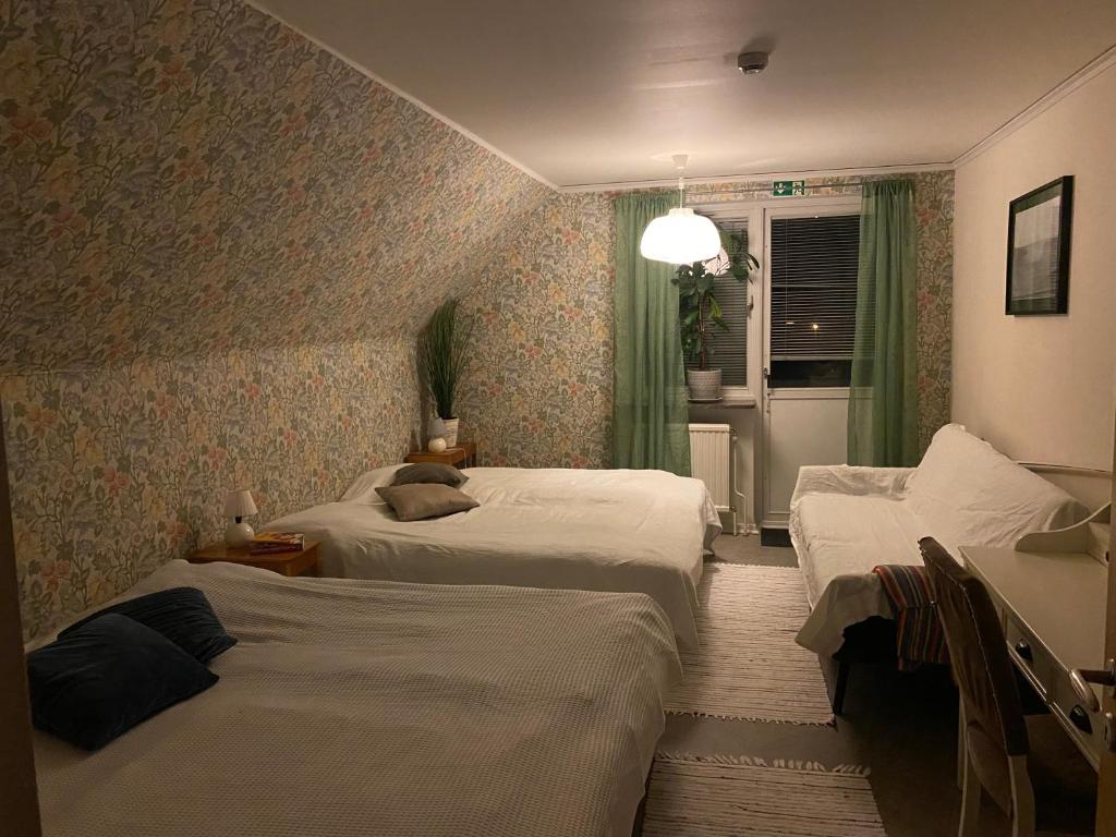 Postel nebo postele na pokoji v ubytování Bed and books på Österlens Gästhärbärge