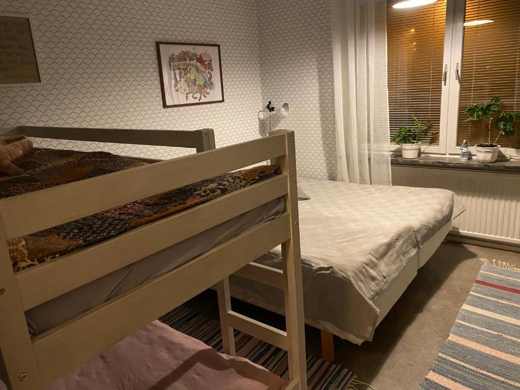Postel nebo postele na pokoji v ubytování Bed and books på Österlens Gästhärbärge