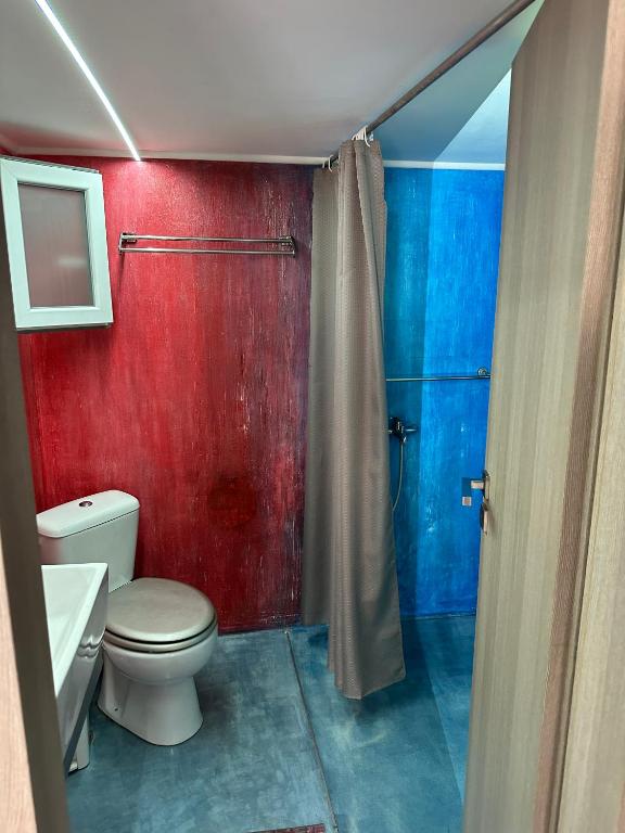 Koupelna v ubytování Apartment Center Piraeus location Kastella Passalimani Port