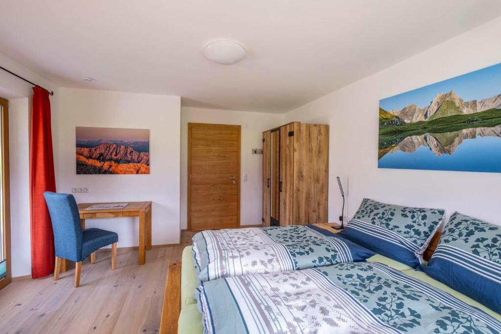 una camera con letto e scrivania di Haus Zak a Scharnitz