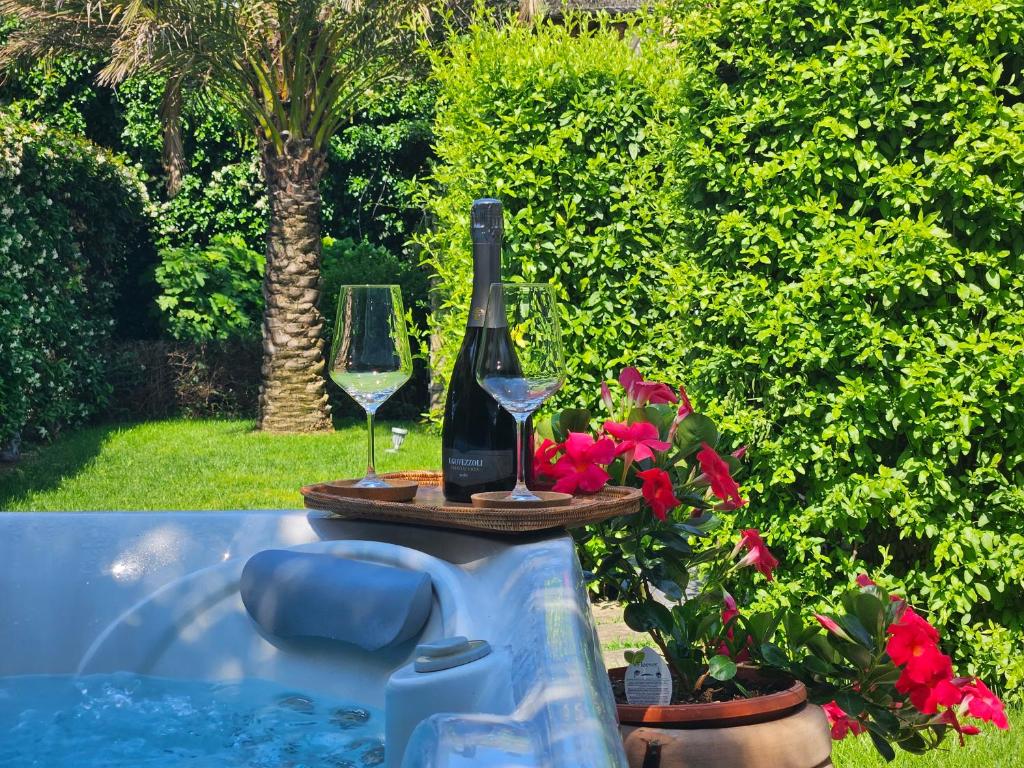 モネーリアにあるLa Rocca Maison de Charmeのワインと花のグラス2杯付きテーブル