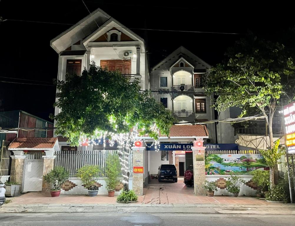 a building with a car parked in front of it at Nhà nghỉ Xuân Long - Xuan Long gues - Tỉnh Điện Biên in Ban Hin Lom
