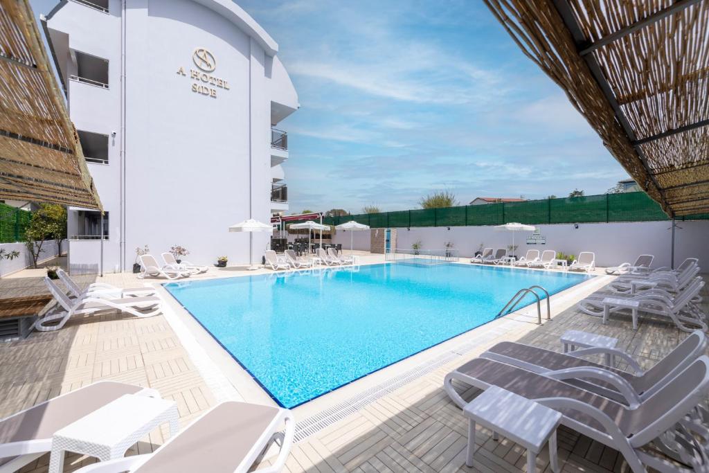 Bazén v ubytování A Hotel Side nebo v jeho okolí