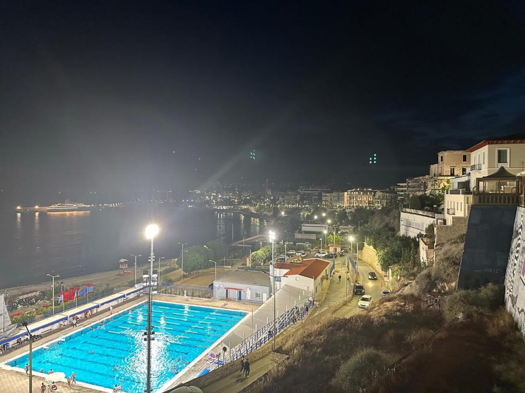 Bazén v ubytování Apartment Center Piraeus location Kastella Passalimani Port nebo v jeho okolí
