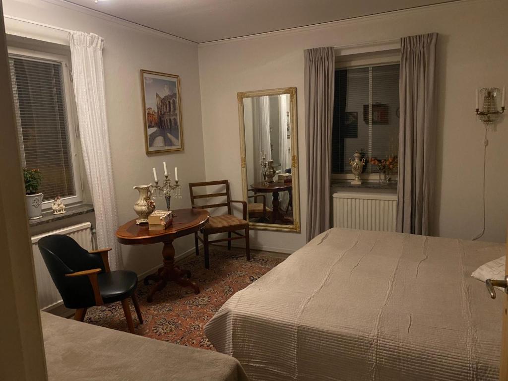 Postel nebo postele na pokoji v ubytování Bed and books på Österlens Gästhärbärge