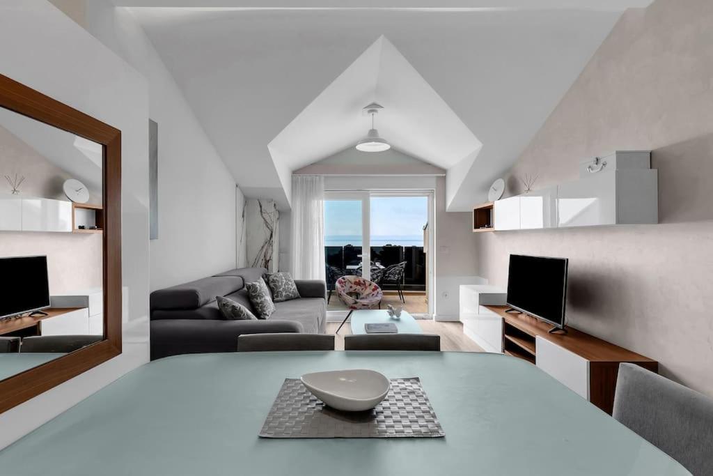 sala de estar blanca con mesa y sofá en Brotis - Apartment with sea view en Promajna