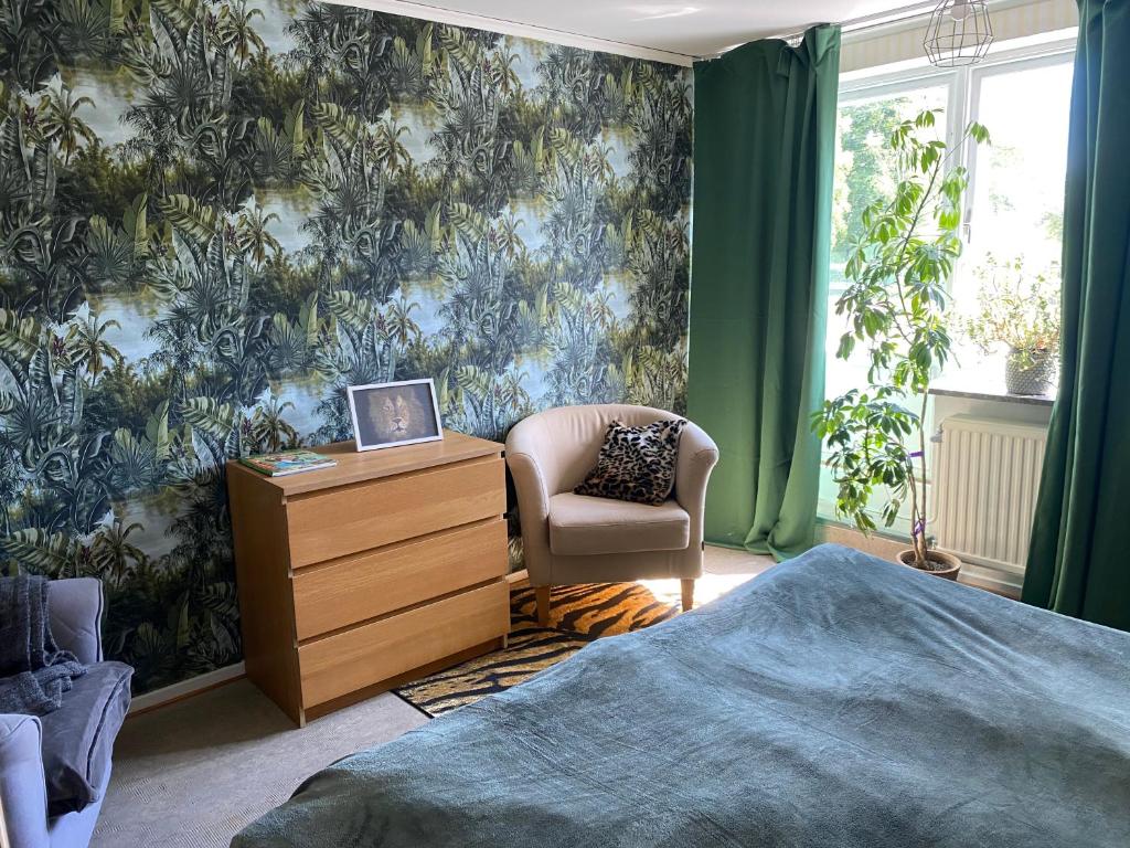 Postel nebo postele na pokoji v ubytování Bed and books på Österlens Gästhärbärge