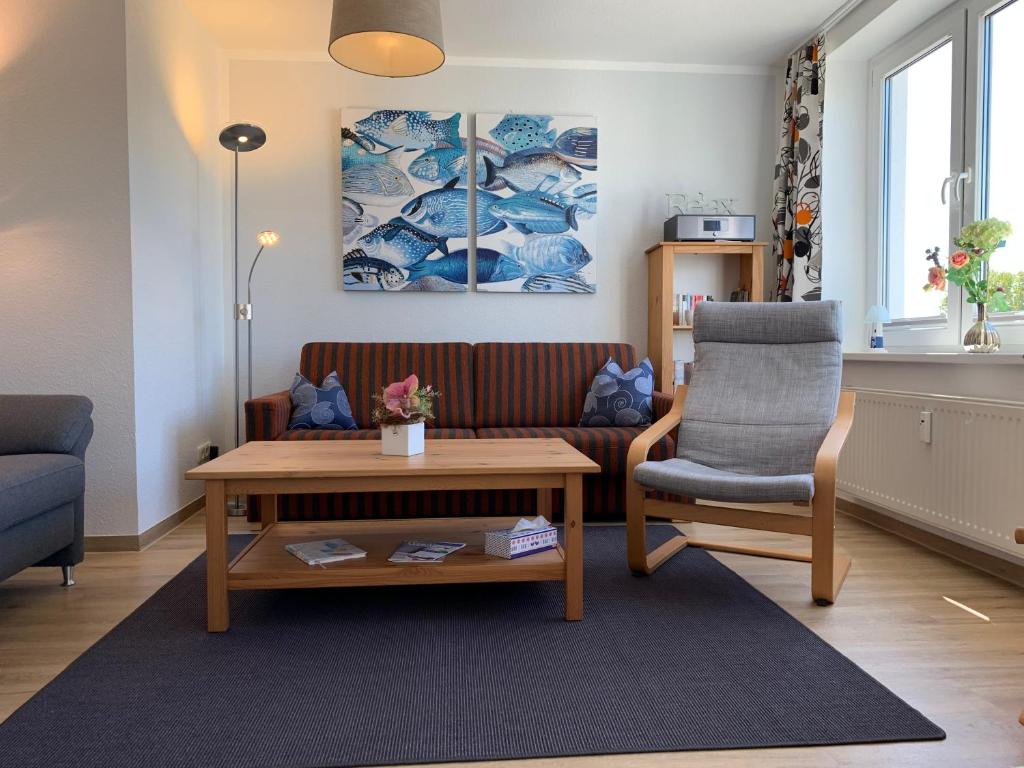 ein Wohnzimmer mit einer Couch und einem Sessel in der Unterkunft Zinnowitz Haus Zur Duene Wohnung 14 W14ZDL in Zinnowitz