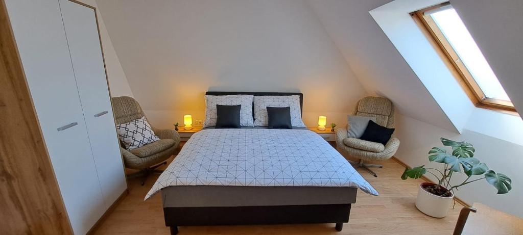 Postel nebo postele na pokoji v ubytování Babi Apartmanház