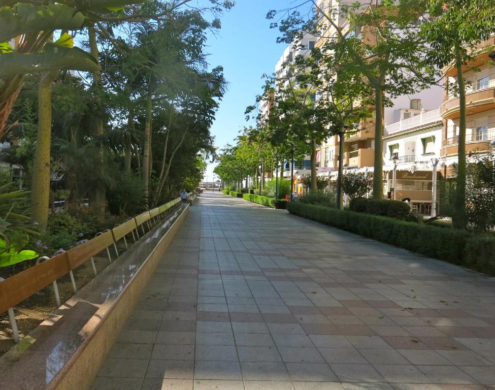 een lege straat in een stad met gebouwen bij Oasis junto al mar in Torre del Mar